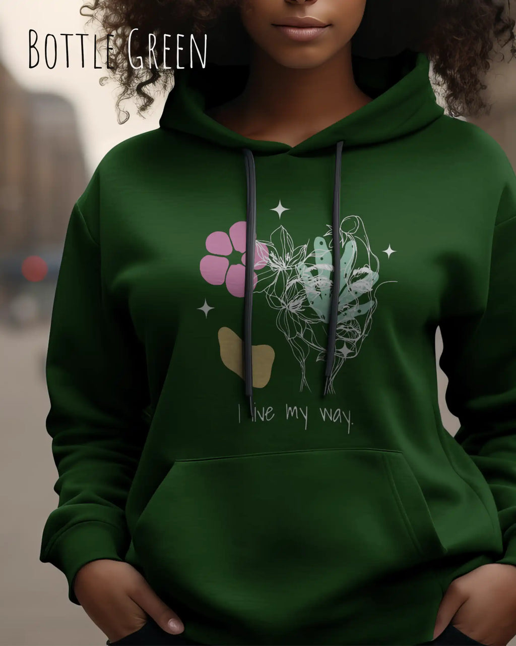 EINE FRAU TRÄGT einen damen design hoodie in der Farbe bottle green mit dem STATEMENT I LIVE MY WAY