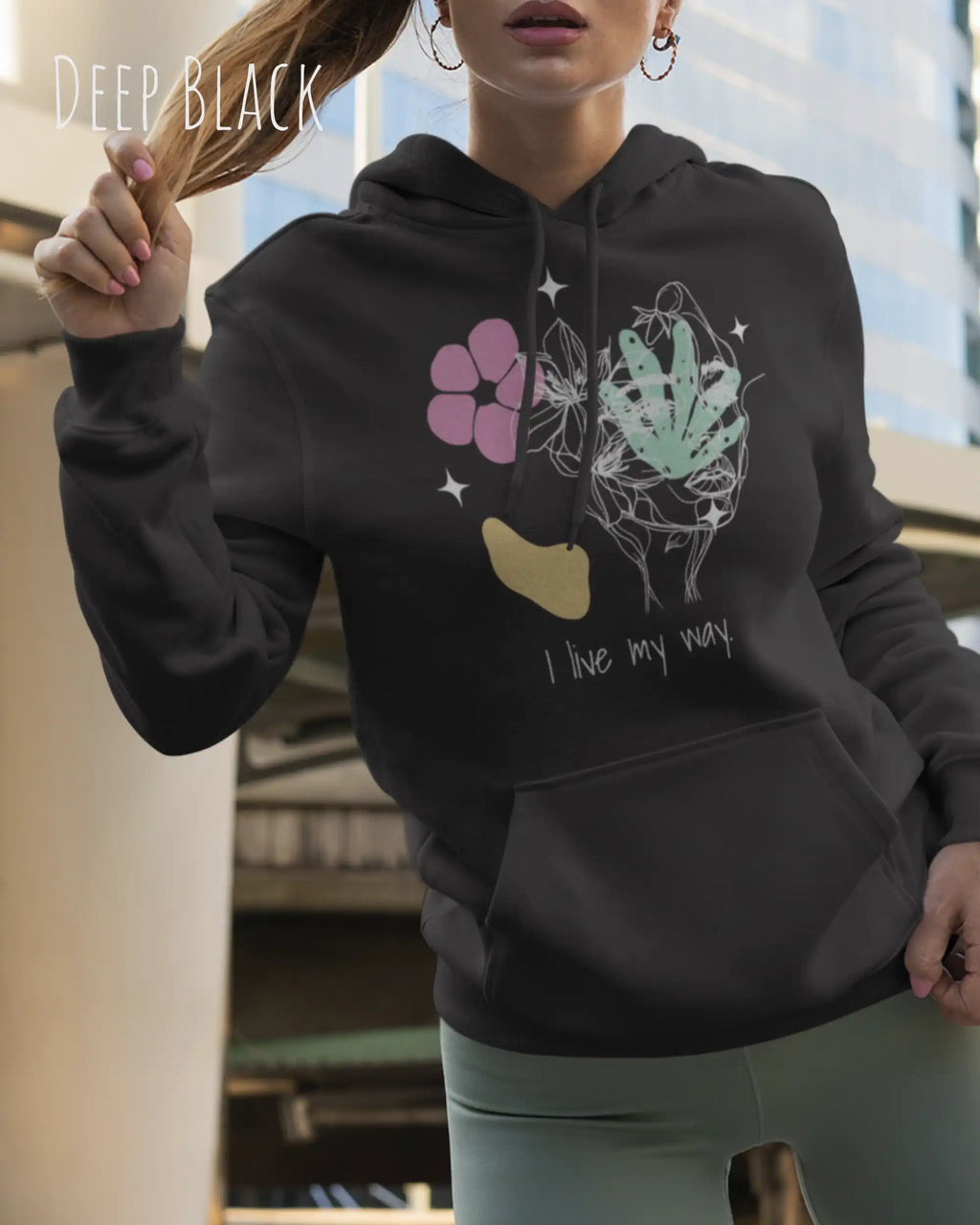 FRAU TRÄGT einen damen design hoodie in der Farbe DEEP BLACK mit dem STATEMENT I LIVE MY WAY