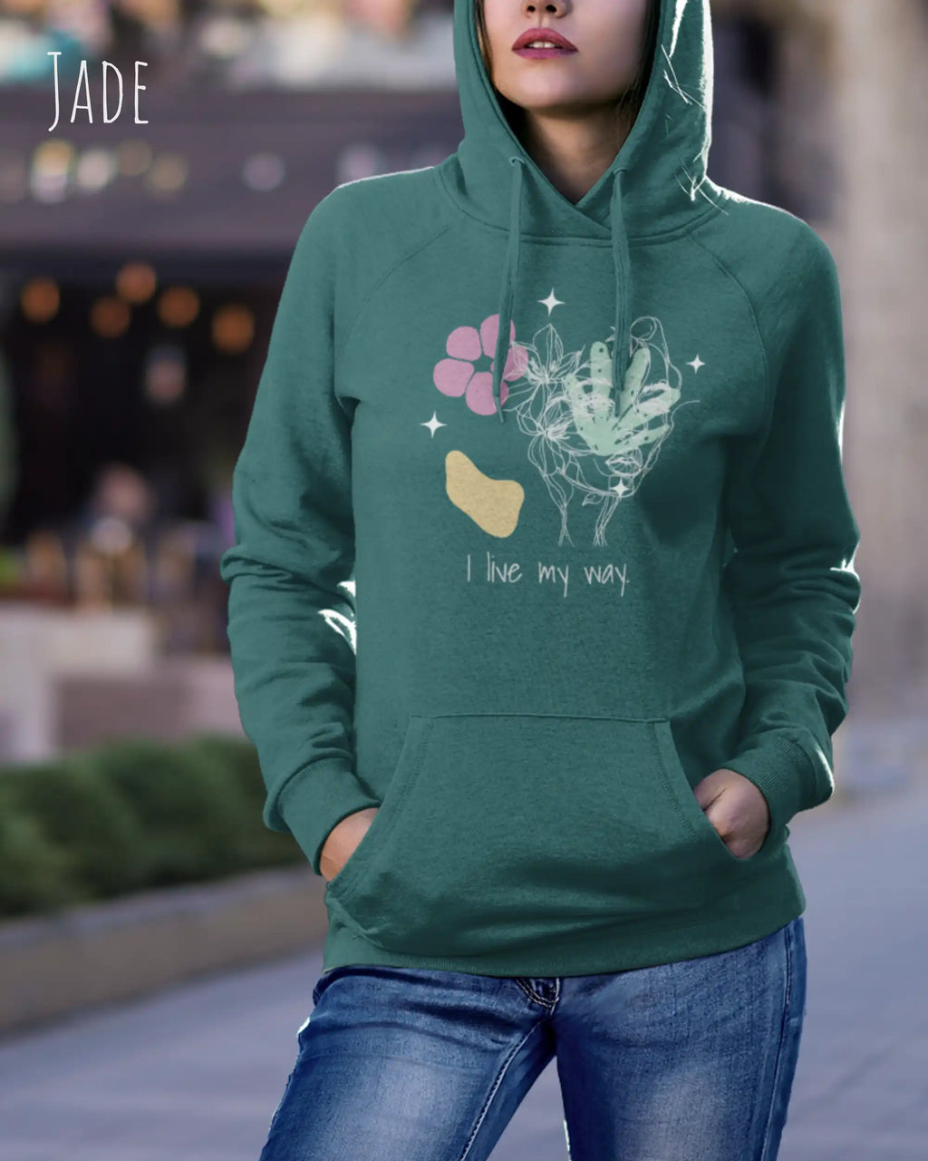EINE FRAU TRÄGT einen damen design hoodie in der Farbe JADE mit dem STATEMENT I LIVE MY WAY