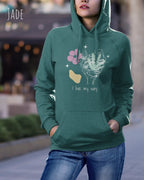 EINE FRAU TRÄGT einen damen design hoodie in der Farbe JADE mit dem STATEMENT I LIVE MY WAY