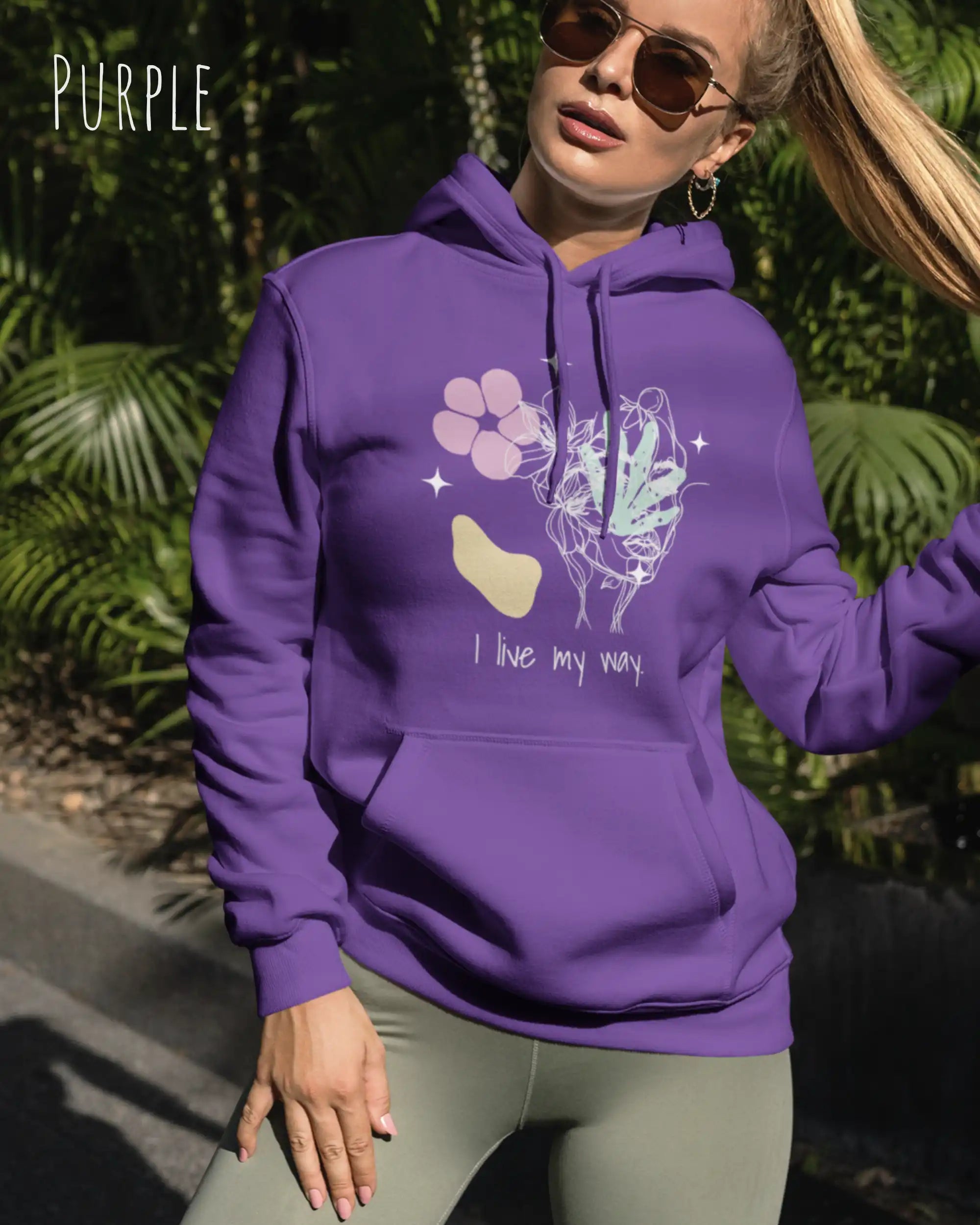 EINE FRAU TRÄGT einen damen design hoodie in der Farbe PURPLE mit dem STATEMENT I LIVE MY WAY