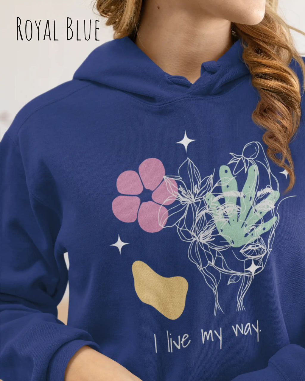 EINE FRAU TRÄGT einen damen design hoodie in der Farbe ROYAL BLUE mit dem STATEMENT I LIVE MY WAY