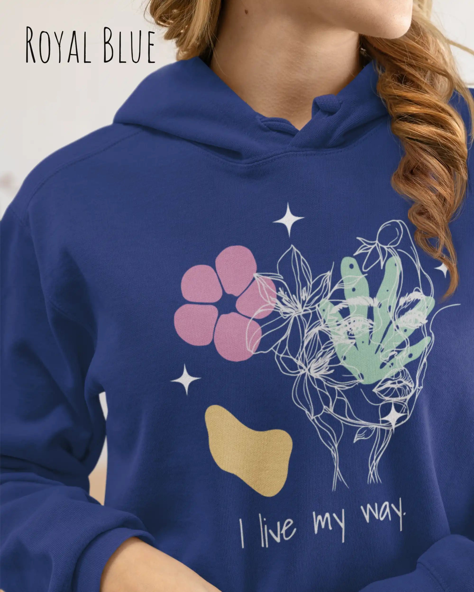 EINE FRAU TRÄGT einen damen design hoodie in der Farbe ROYAL BLUE mit dem STATEMENT I LIVE MY WAY