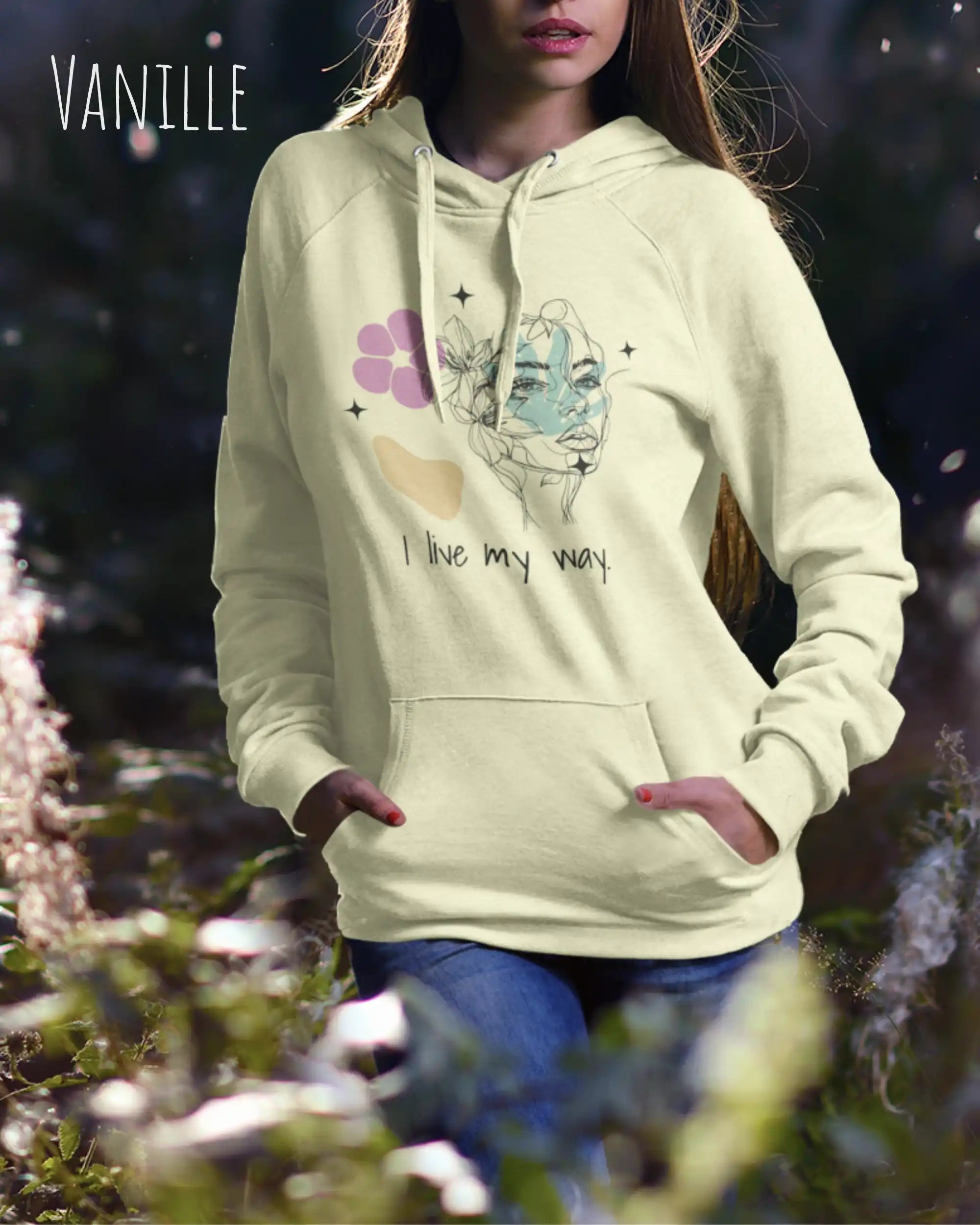 EINE FRAU TRÄGT einen damen design hoodie in der Farbe VANILLE mit dem STATEMENT I LIVE MY WAY