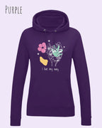 Das Bild zeigt DEN damen design hoodie JH001F von awdis in der Farbe PURPLE mit dem STATEMENT I LIVE MY WAY     
