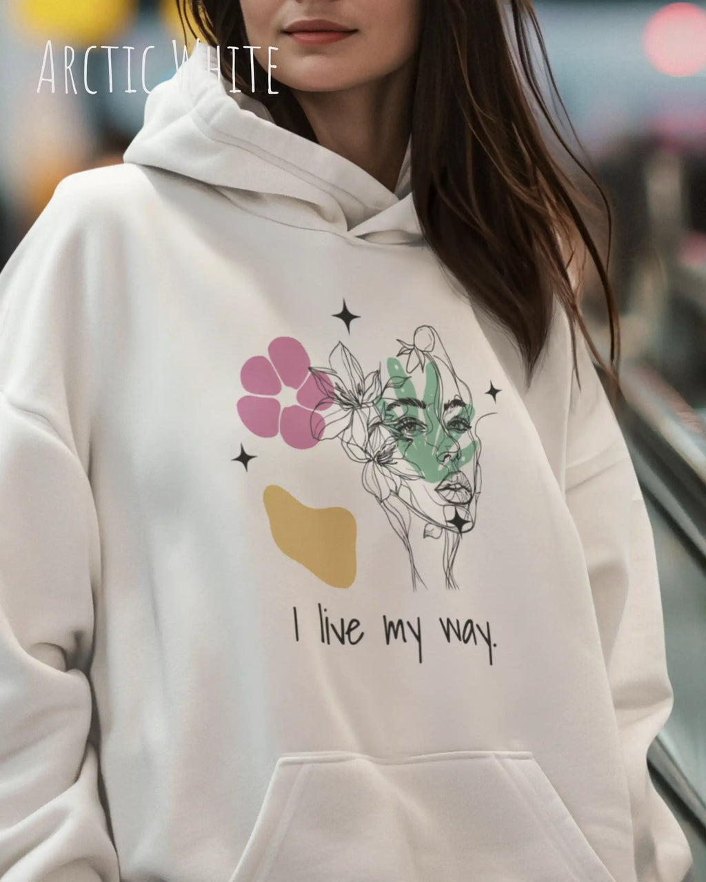 Frau trägt einen Oversized Design-Hoodie 
in der Farbe ARCTIC WHITE mit dem Statement I LIVE MY WAY.