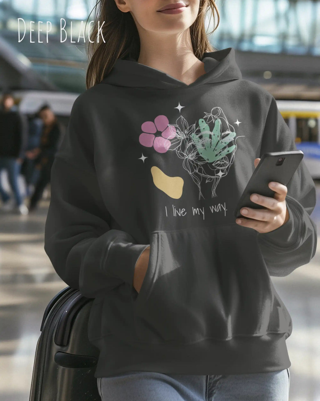 Frau trägt einen Oversized Design-Hoodie 
in der Farbe BLACK mit dem Statement I LIVE MY WAY.