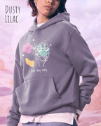 Eine Frau trägt den Oversized Design-Hoodie Just Hoods Vision JH111
in der Farbe dusty lilac mit dem Statement I LIVE MY WAY.