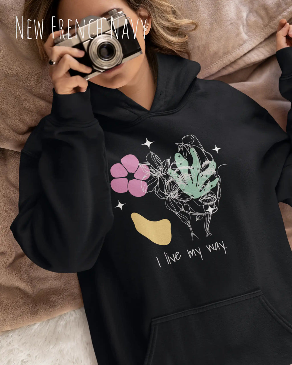 Frau trägt einen Oversized Design-Hoodie 
in der Farbe NEW FRENCHC NAVY mit dem Statement I LIVE MY WAY.