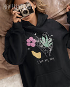 Frau trägt einen Oversized Design-Hoodie 
in der Farbe NEW FRENCHC NAVY mit dem Statement I LIVE MY WAY.