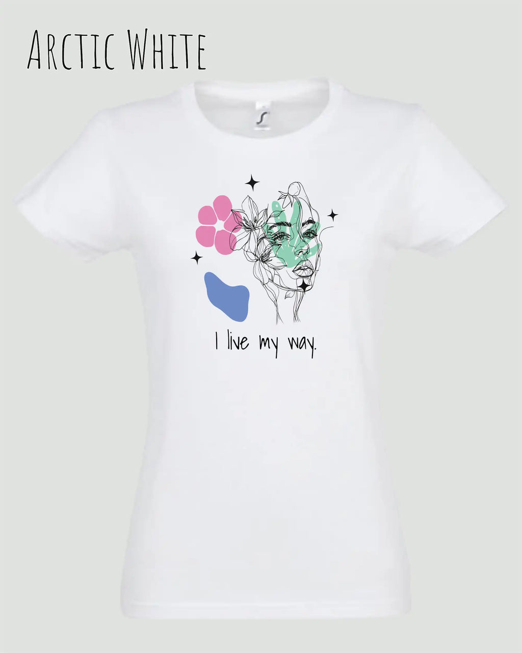 Das Bild zeigt das Basic Design-T-Shirt mit femininem Fit in der Farbe Arctic White und mit dem Statement I live my way.