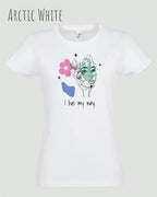 Das Bild zeigt das Basic Design-T-Shirt mit femininem Fit in der Farbe Arctic White und mit dem Statement I live my way.