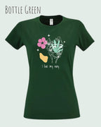 Das Bild zeigt das Basic Design-T-Shirt mit femininem Fit in der Farbe bottle green und mit dem Statement I live my way.