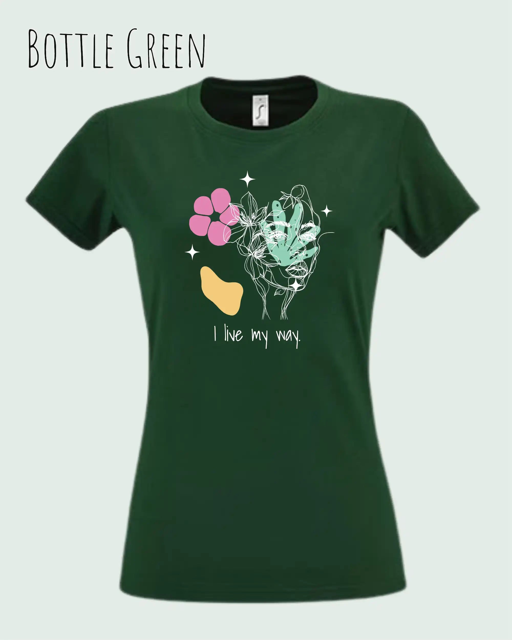Das Bild zeigt das Basic Design-T-Shirt mit femininem Fit in der Farbe bottle green und mit dem Statement I live my way.
