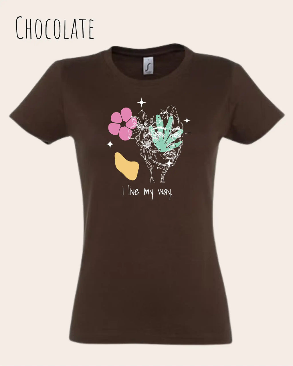 Das Bild zeigt das Basic Design-T-Shirt mit femininem Fit in der Farbe chocolate und mit dem Statement I live my way.