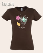 Das Bild zeigt das Basic Design-T-Shirt mit femininem Fit in der Farbe chocolate und mit dem Statement I live my way.