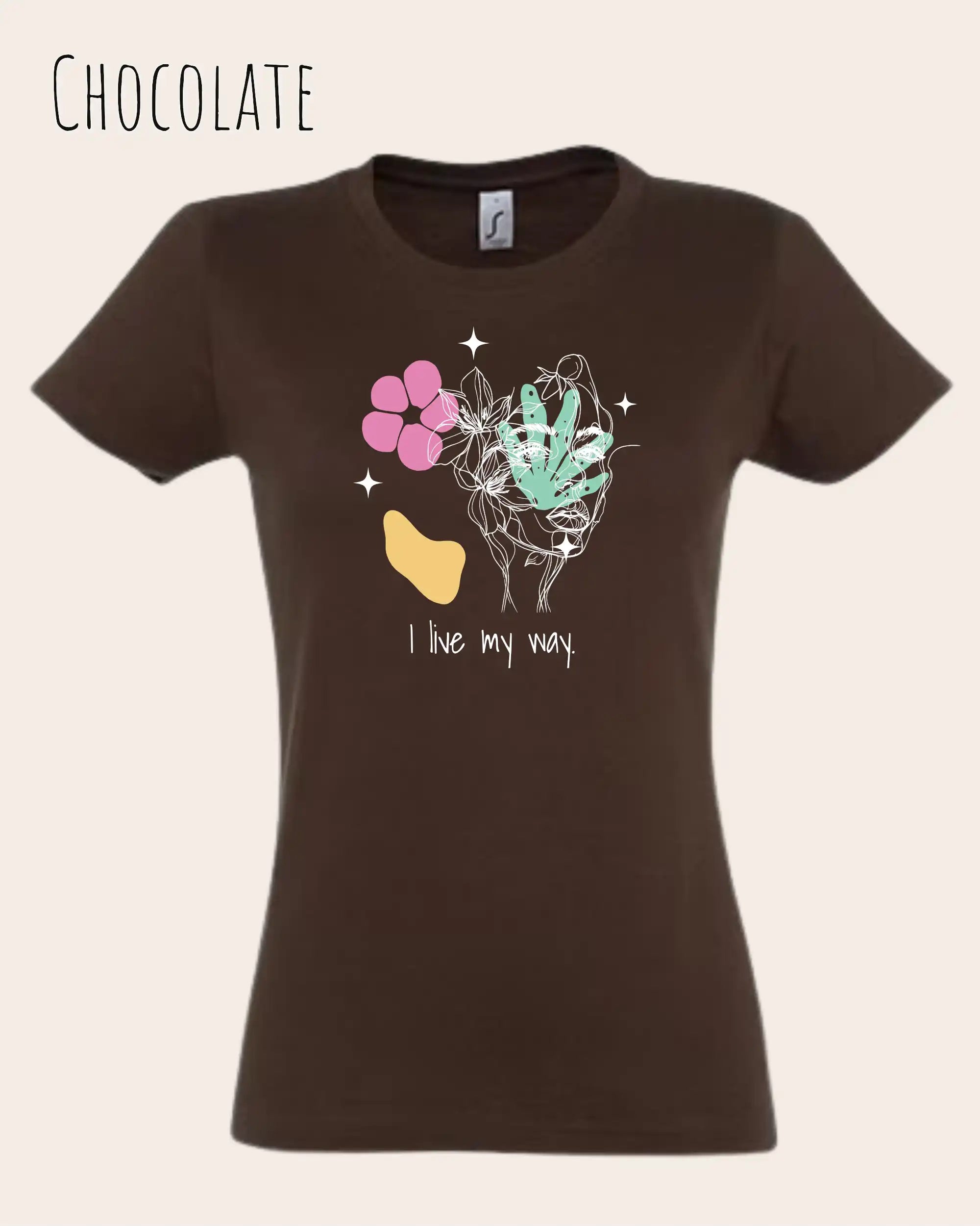 Das Bild zeigt das Basic Design-T-Shirt mit femininem Fit in der Farbe chocolate und mit dem Statement I live my way.