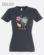 Das Bild zeigt das Basic Design-T-Shirt mit femininem Fit in der Farbe dark grey und mit dem Statement I live my way.