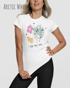 Eine Frau trägt ein Basic Design-T-Shirt mit femininem Fit in der Farbe arctic white  und mit dem Statement I live my way.