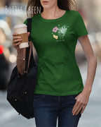 Eine Frau trägt ein Basic Design-T-Shirt mit femininem Fit in der Farbe bottle green und mit dem Statement I live my way.
