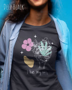 Eine Frau trägt ein Basic Design-T-Shirt mit femininem Fit in der Farbe deep black und mit dem Statement I live my way.