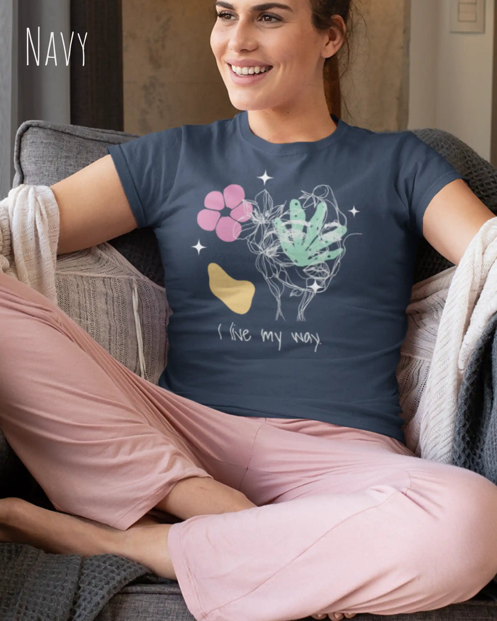 Eine Frau trägt ein Basic Design-T-Shirt mit femininem Fit in der Farbe navy und mit dem Statement I live my way.