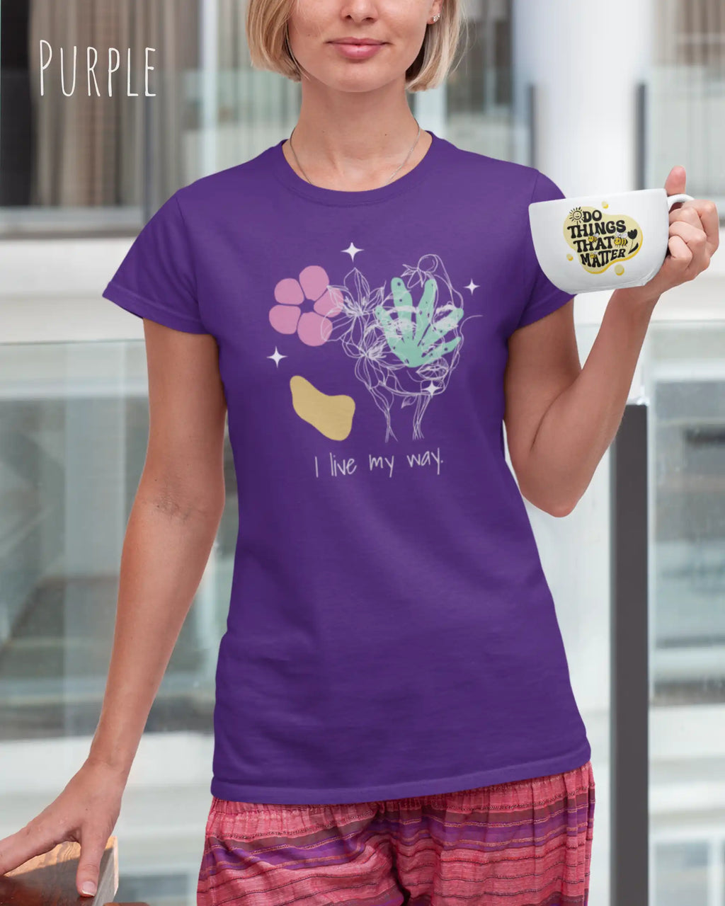 Eine Frau trägt ein Basic Design-T-Shirt mit femininem Fit in der Farbe purple und mit dem Statement I live my way.