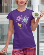Eine Frau trägt ein Basic Design-T-Shirt mit femininem Fit in der Farbe purple und mit dem Statement I live my way.