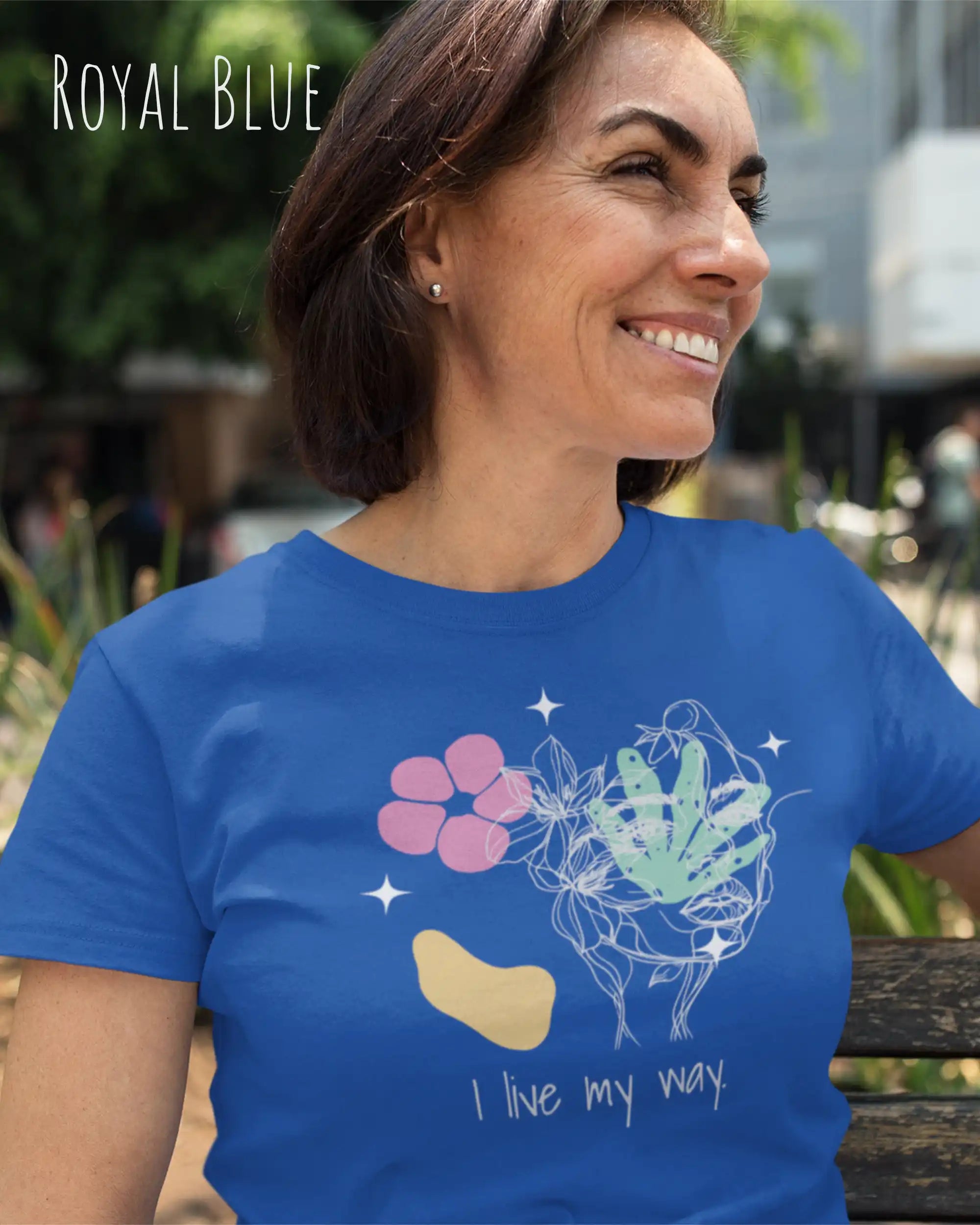 Eine Frau trägt ein Basic Design-T-Shirt mit femininem Fit in der Farbe royalblue und mit dem Statement I live my way.