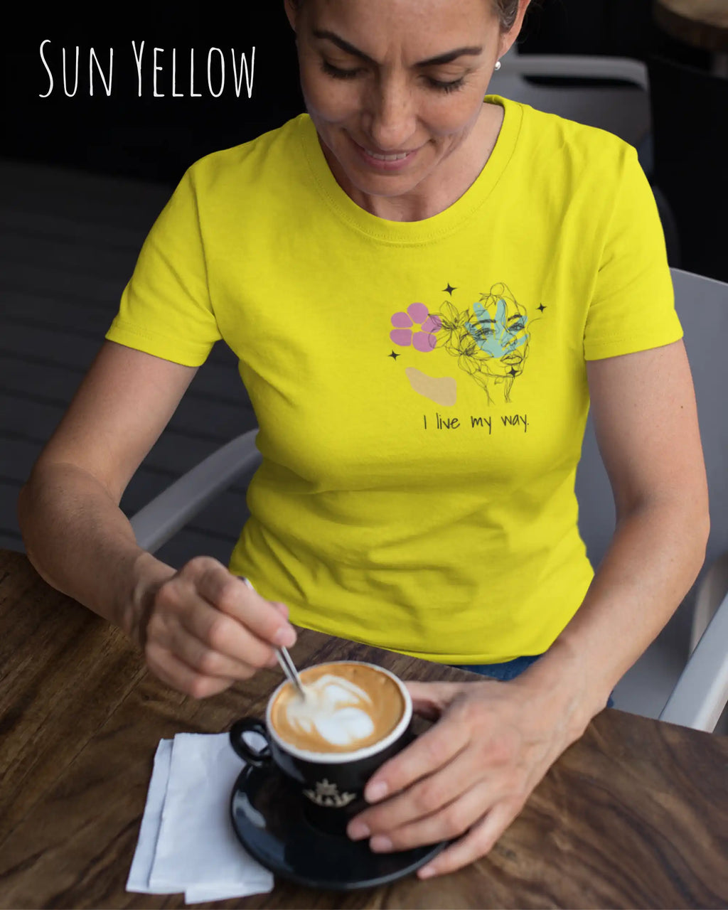 Eine Frau trägt ein Basic Design-T-Shirt mit femininem Fit in der Farbe sun yellow und mit dem Statement I live my way.