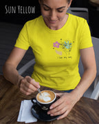 Eine Frau trägt ein Basic Design-T-Shirt mit femininem Fit in der Farbe sun yellow und mit dem Statement I live my way.