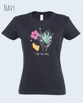 Das Bild zeigt das Basic Design-T-Shirt mit femininem Fit in der Farbe Navy und mit dem Statement I live my way.
