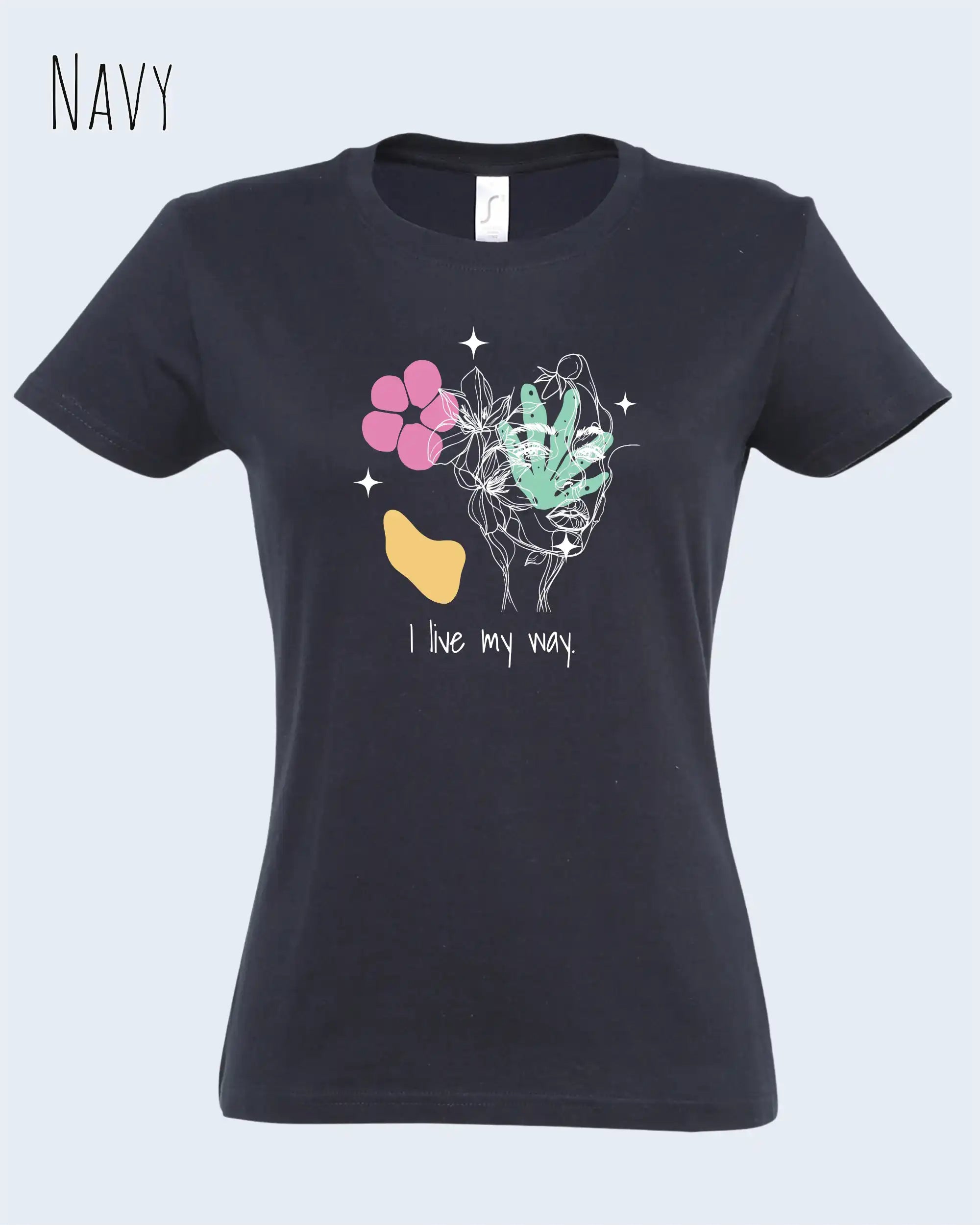 Das Bild zeigt das Basic Design-T-Shirt mit femininem Fit in der Farbe Navy und mit dem Statement I live my way.