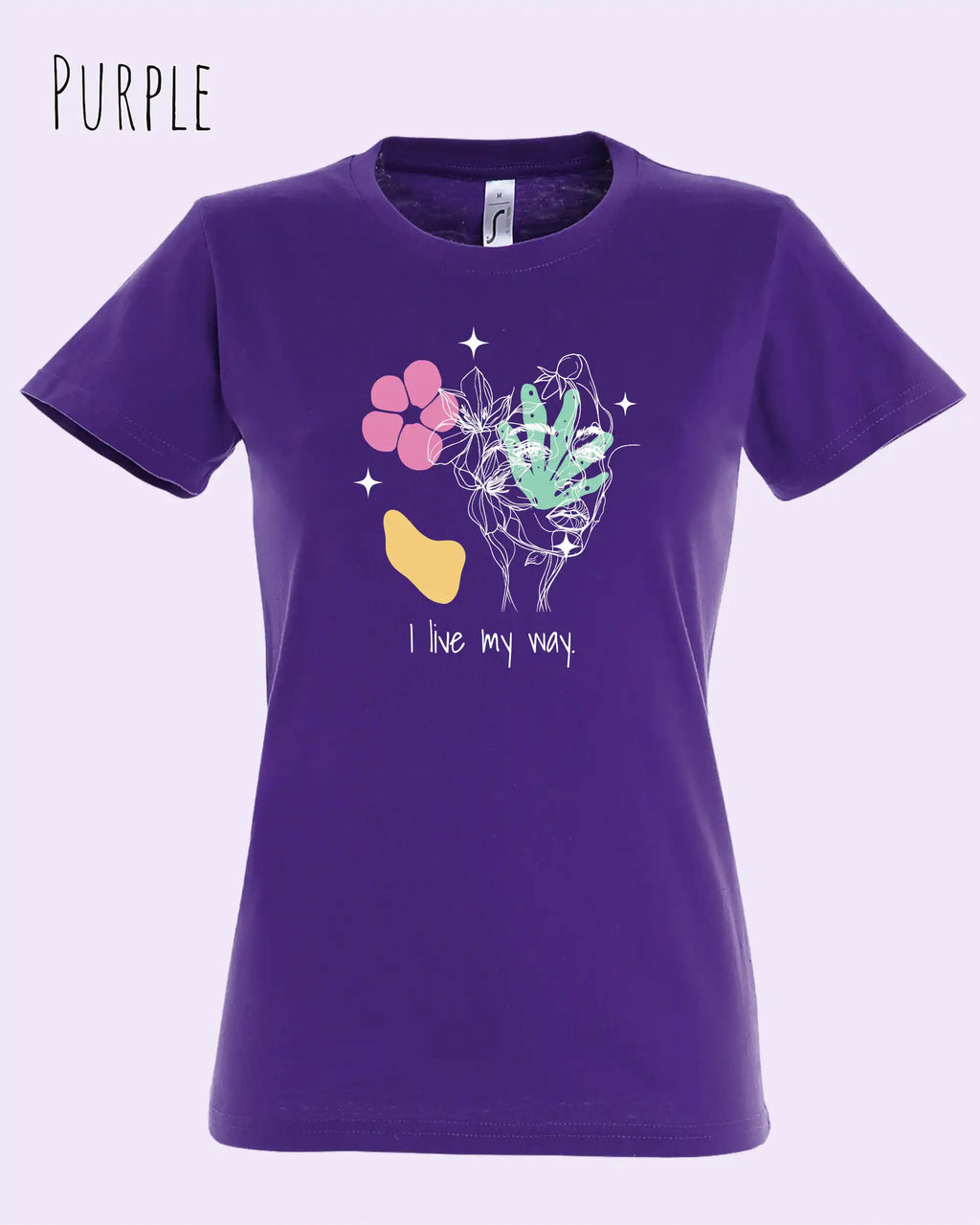 Das Bild zeigt das Basic Design-T-Shirt mit femininem Fit in der Farbe purple und mit dem Statement I live 