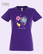 Das Bild zeigt das Basic Design-T-Shirt mit femininem Fit in der Farbe purple und mit dem Statement I live 
