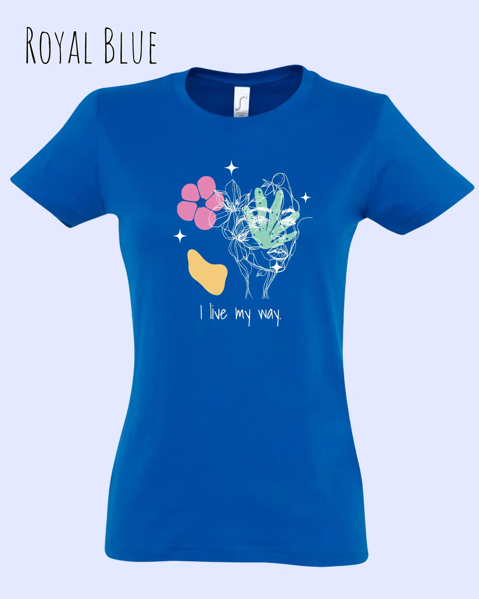 Das Bild zeigt das Basic Design-T-Shirt mit femininem Fit in der Farbe Royal Blue und mit dem Statement I live my way.