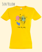 Das Bild zeigt das Basic Design-T-Shirt mit femininem Fit in der Farbe sun yellow und mit dem Statement I live my way.