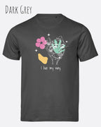 die Abbildung zeigt das nachhaltige Bio-Design-T-Shirt Tee Jays Urban Luxury Tee 1150 in der Farbe dark grey mit dem Statement-Motiv "I live my Way".