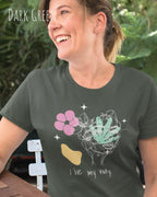 frau trägt ein nachhaltige Bio-Design-T-Shirt  in der Farbe dark green mit dem Statement-Motiv "I live my Way".
