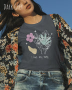 junge frau trägt ein nachhaltige Bio-Design-T-Shirt  in der Farbe dark grey mit dem Statement-Motiv "I live my Way".