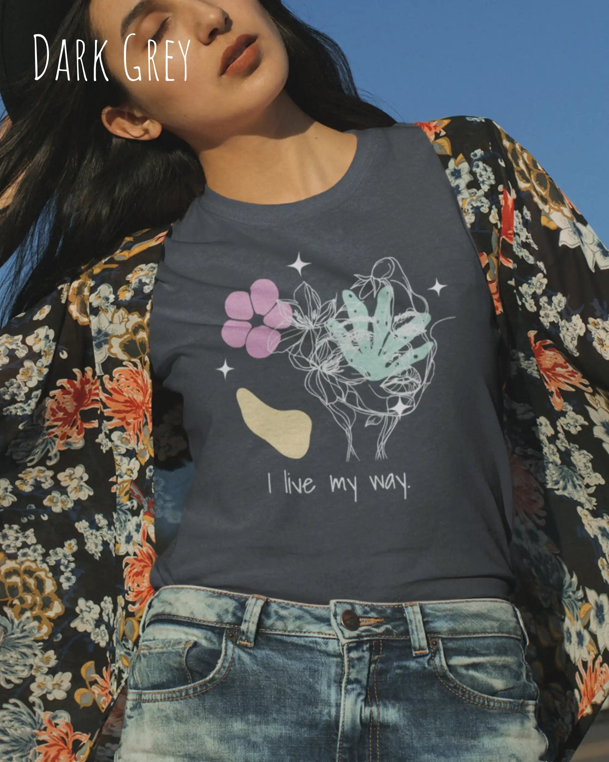 junge frau trägt ein nachhaltige Bio-Design-T-Shirt  in der Farbe dark grey mit dem Statement-Motiv "I live my Way".