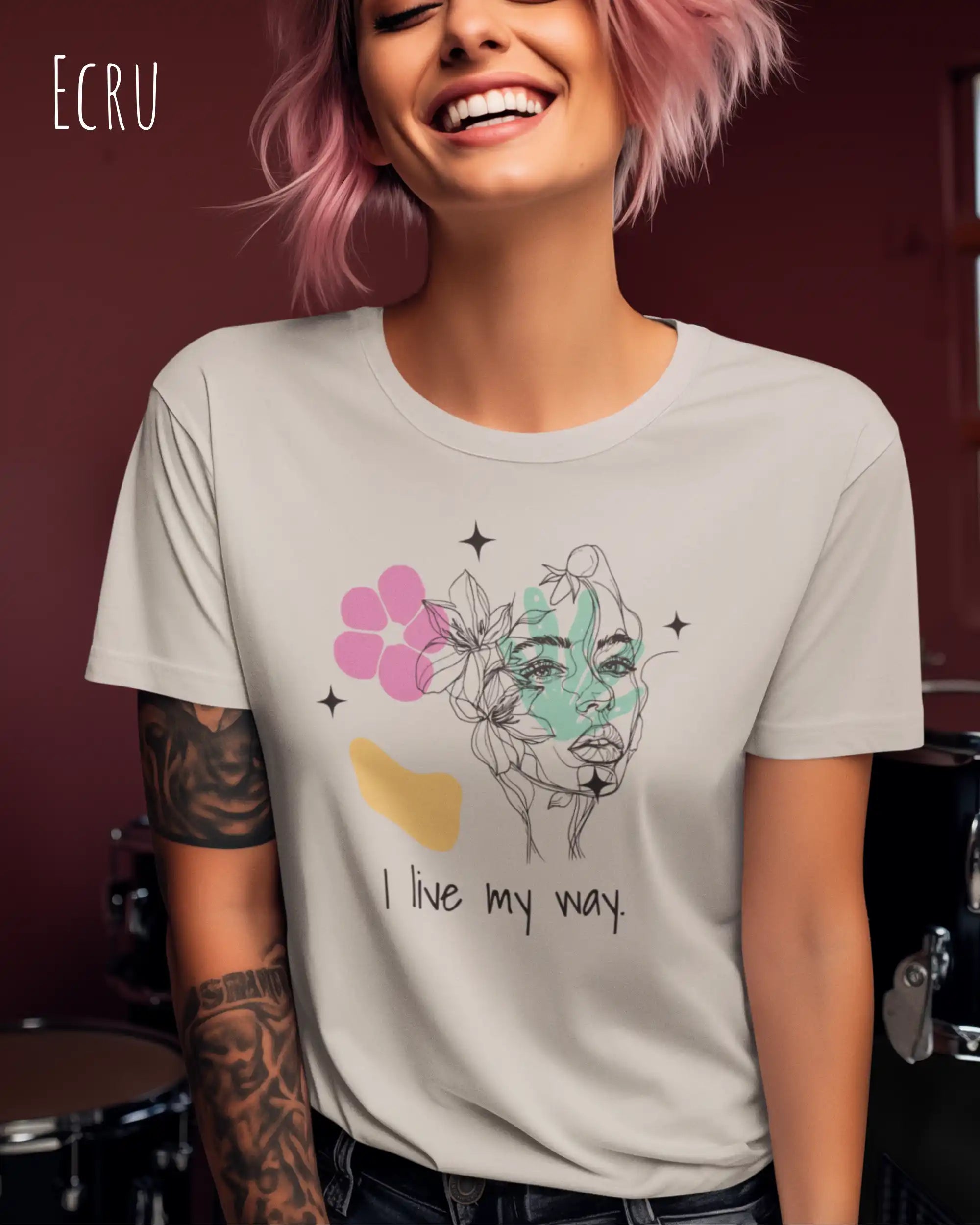 junge frau trägt ein nachhaltige Bio-Design-T-Shirt  in der Farbe ecru mit dem Statement-Motiv "I live my Way".