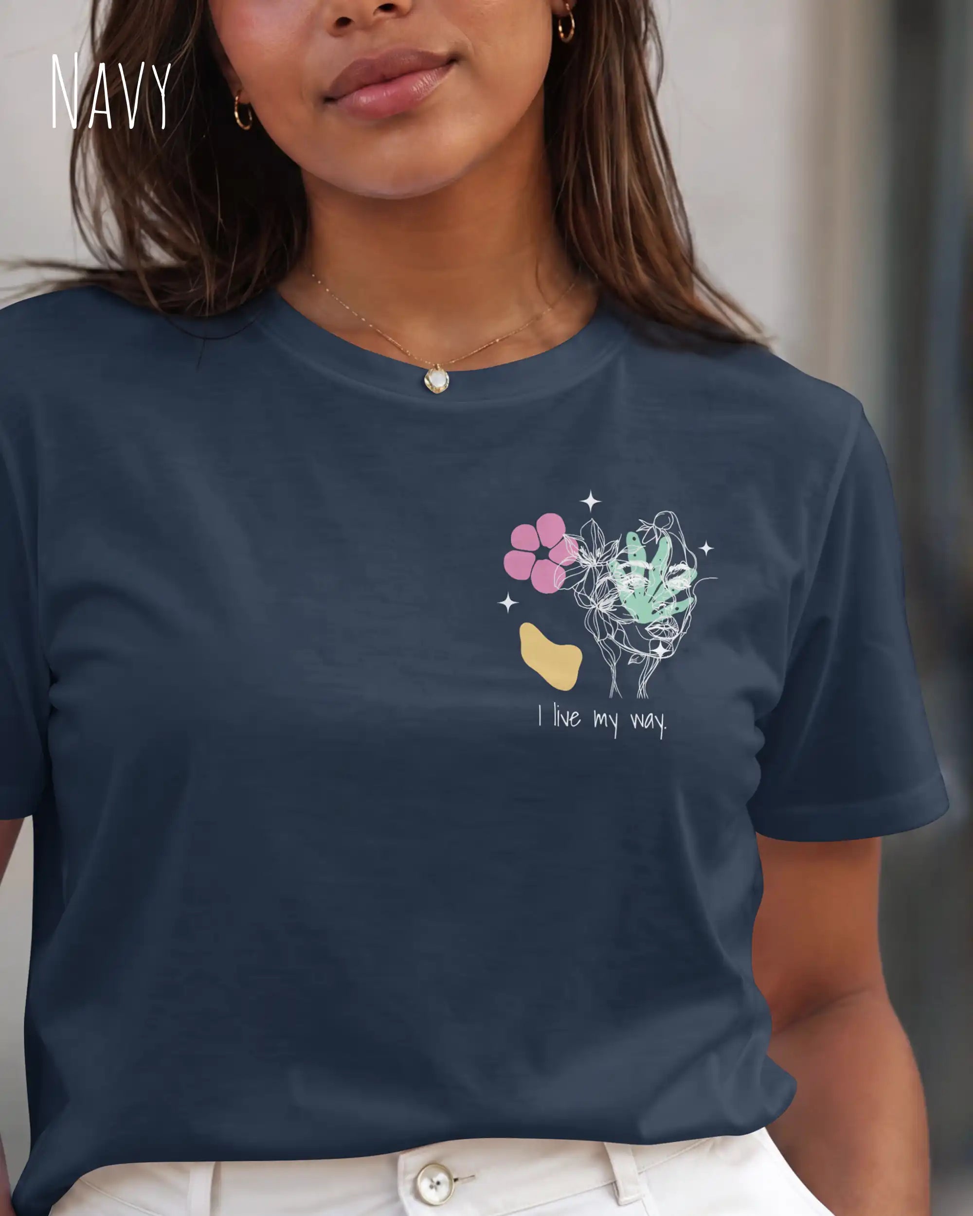 junge frau trägt ein nachhaltige Bio-Design-T-Shirt  in der Farbe navy mit dem Statement-Motiv "I live my Way".