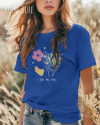 junge frau trägt ein nachhaltige Bio-Design-T-Shirt  in der Farbe royal blue mit dem Statement-Motiv "I live my Way".