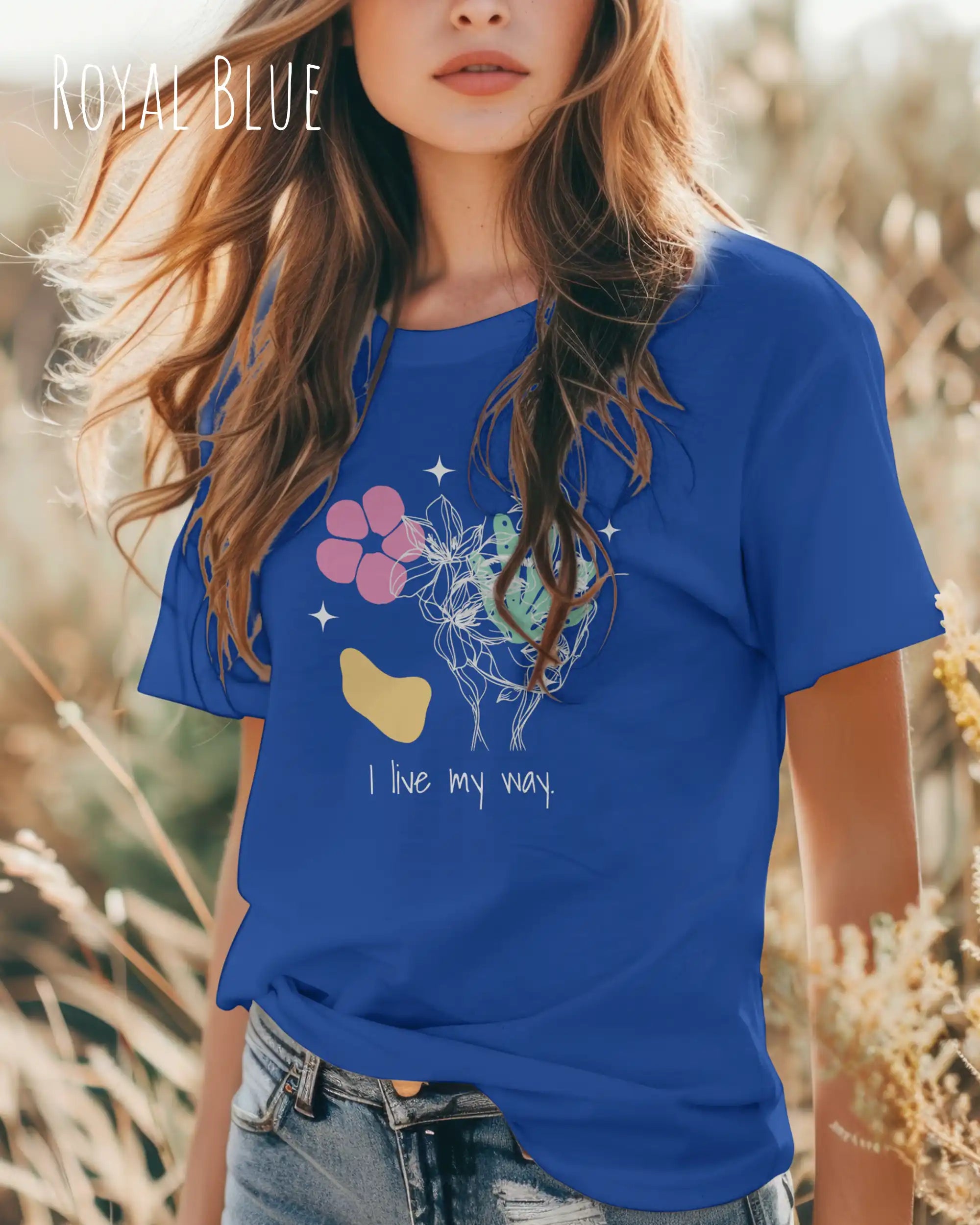 junge frau trägt ein nachhaltige Bio-Design-T-Shirt  in der Farbe royal blue mit dem Statement-Motiv "I live my Way".