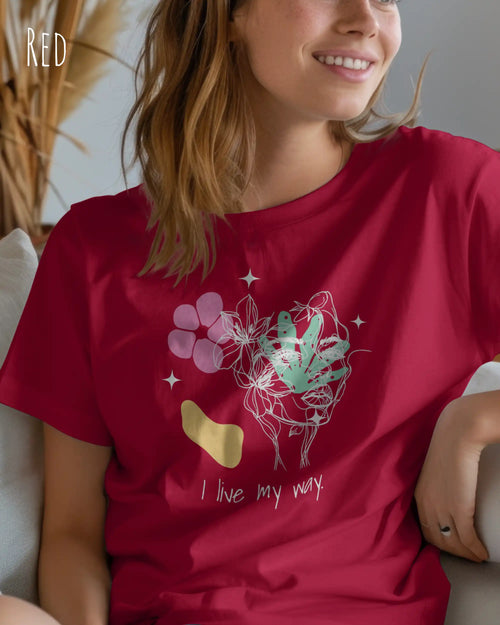 junge frau trägt ein nachhaltige Bio-Design-T-Shirt  in der Farbe red mit dem Statement-Motiv "I live my Way".