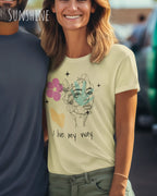 junge frau trägt ein nachhaltige Bio-Design-T-Shirt  in der Farbe sunshine mit dem Statement-Motiv "I live my Way".