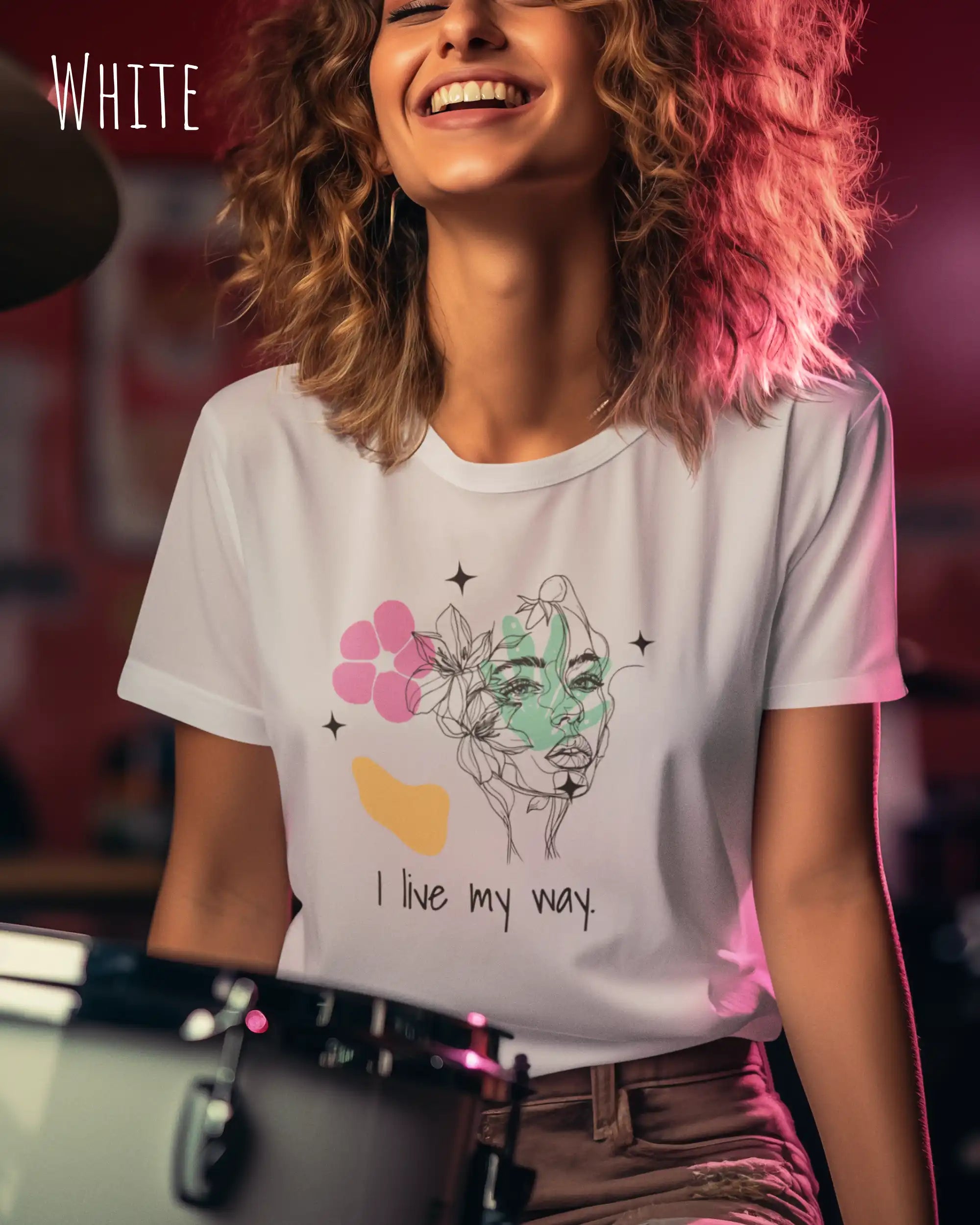 junge frau trägt ein nachhaltige Bio-Design-T-Shirt  in der Farbe white mit dem Statement-Motiv "I live my Way".