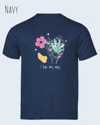 die Abbildung zeigt das nachhaltige Bio-Design-T-Shirt Tee Jays Urban Luxury Tee 1150 in der Farbe navy mit dem Statement-Motiv "I live my Way".