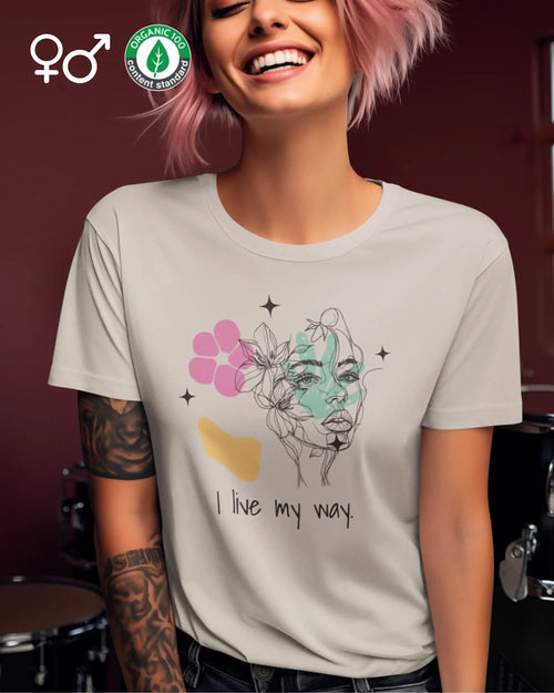 junge frau trägt ein nachhaltige Bio-Design-T-Shirt unisex mit dem Statement-Motiv "I live my Way".